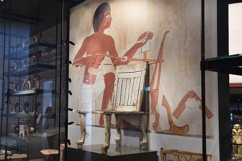 48 MAK_7127.jpg - Scena di vita quotidiana di un artigiano con davanti una sedia antica.